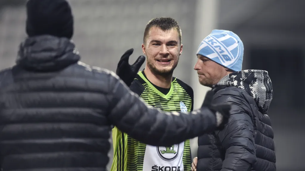 Nikolaj Komličenko (uprostřed) se raduje z vítězství v Olomouci