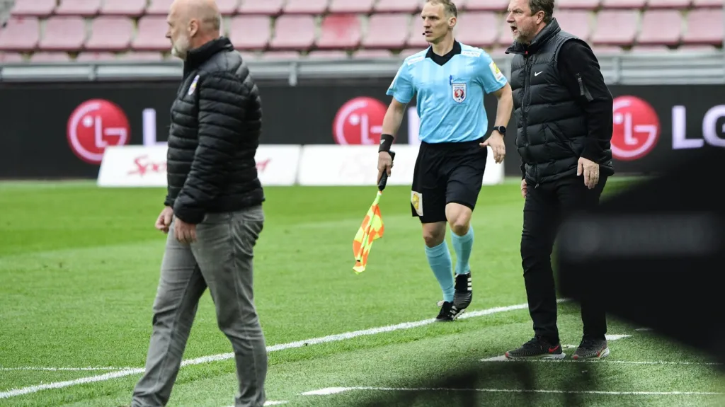 Trenéři Pavel Vrba (vpravo) a Michal Bílek 