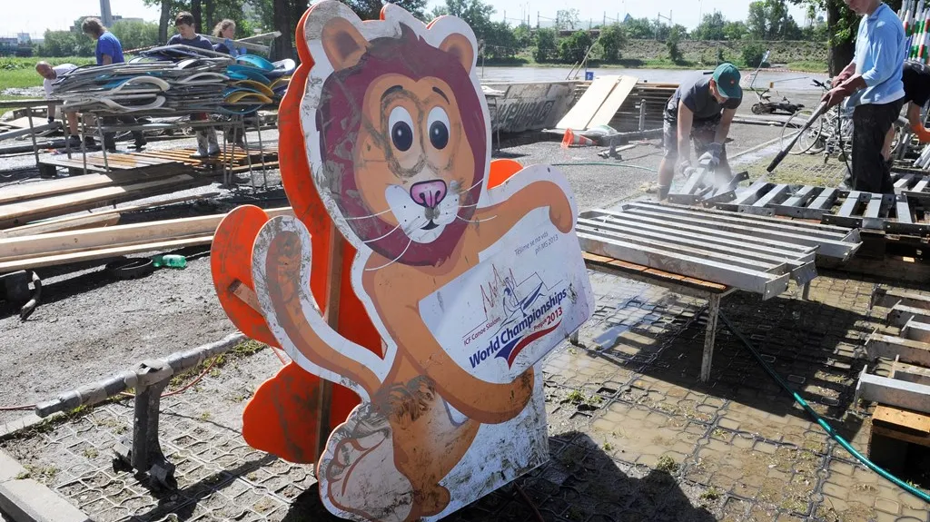 Úklid po povodni v loděnici v pražské Troji