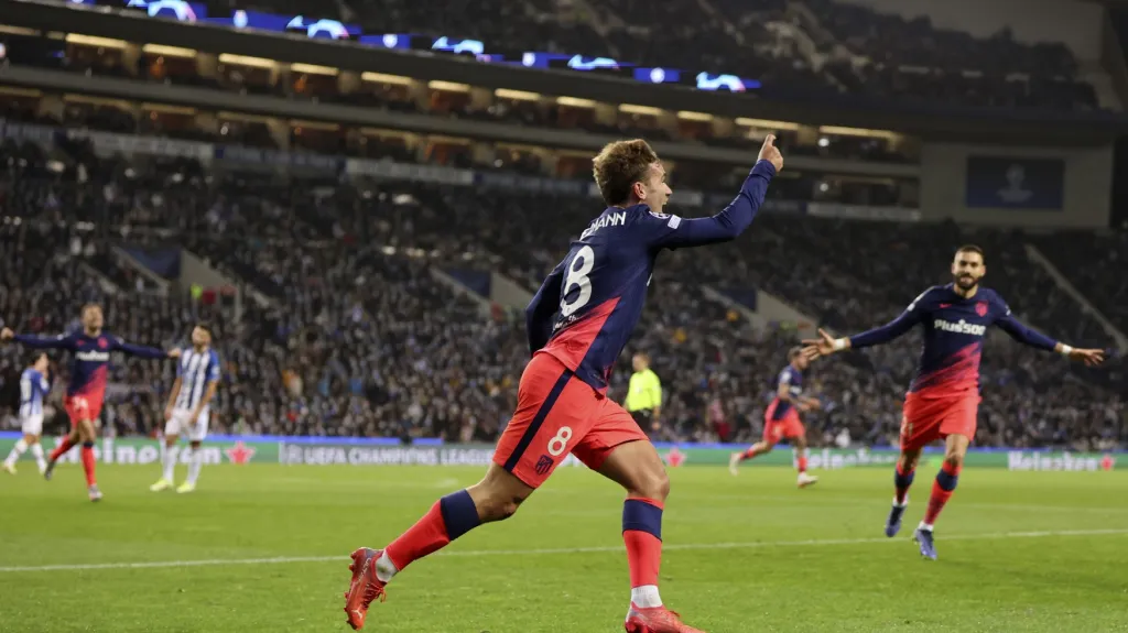 Antoine Griezmann z Atlética Madrid se raduje z gólu v Portu