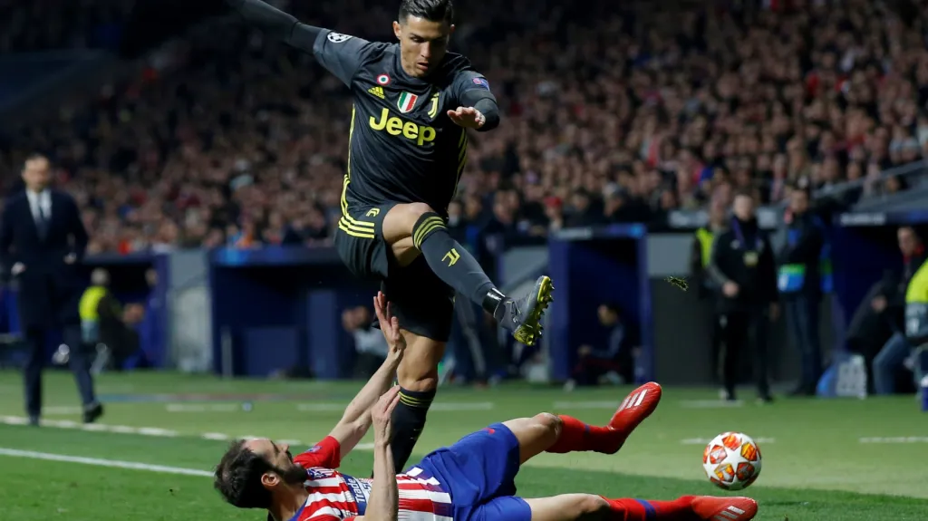 Cristiano Ronaldo z Juventusu v souboji s Juanfranem z Atlética Madrid