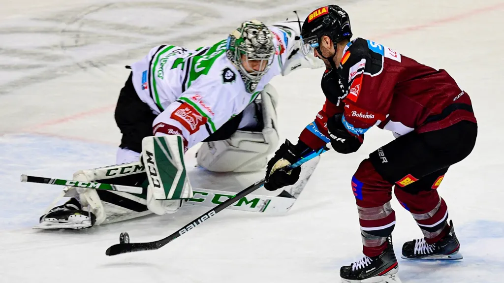 Sparťanský útočník Michal Řepík překonává Gašpera Krošelje