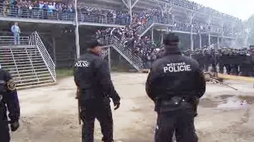 Policisté zasahují proti fanouškům