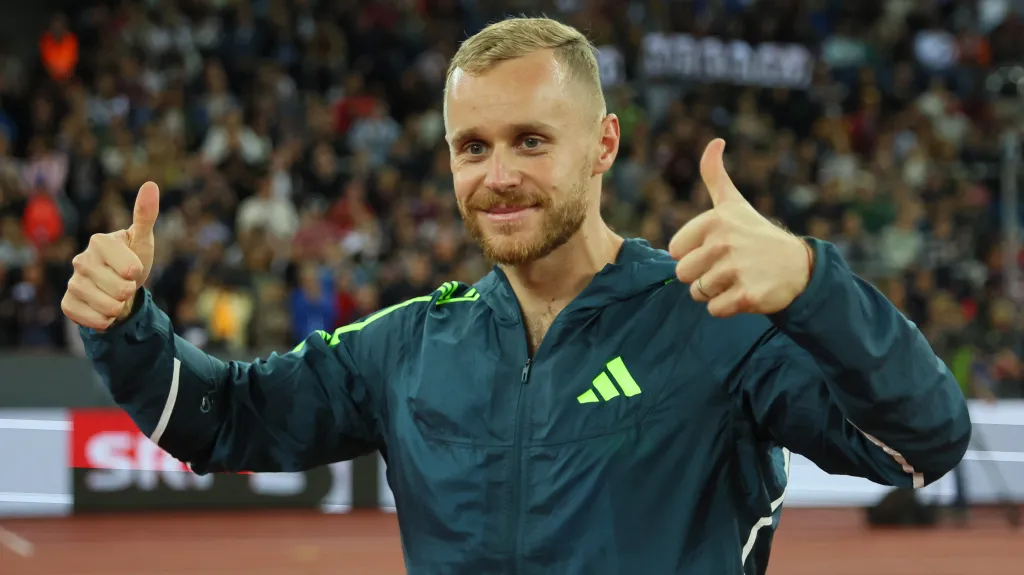 Jakub Vadlejch pózuje po vítězství na Diamantové lize v Curychu