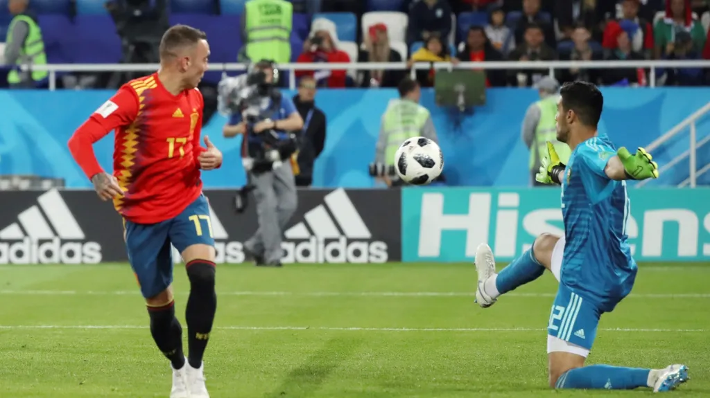 Iago Aspas dává patičkou vyrovnávací gól proti Maroku
