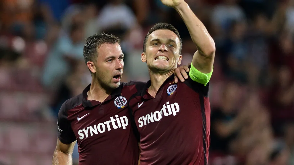 Kapitán Sparty David Lafata (vpravo) slaví s Josefem Hušbauerem vstřelenou branku