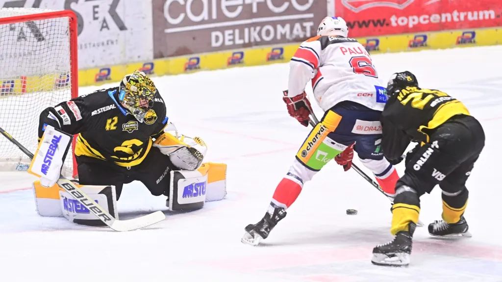 Pardubický útočník Matej Paulovič překonává brankáře Mateje Tomka z Litvínova