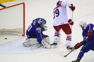 Jan Kolář střílí vítězný gól do sítě Francie