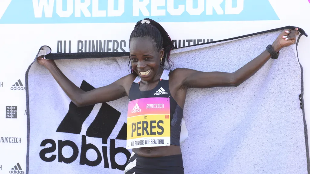 Keňanka Peres Jepchirchirová po zaběhnutí světového rekordu