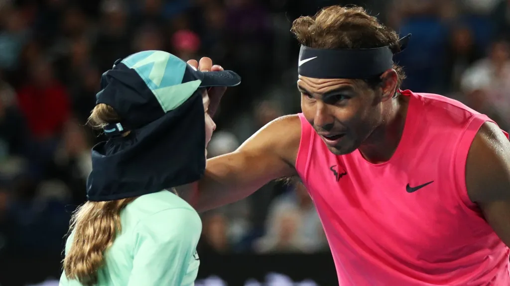 Rafael Nadal se omlouvá sběračce míčků