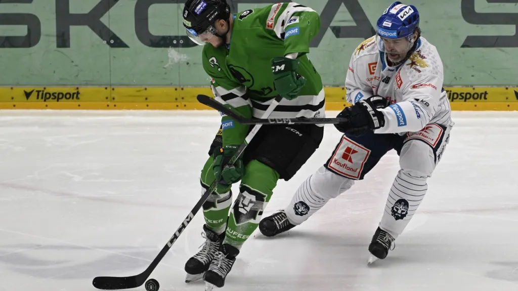 Jaromír Jágr z Kladna (vpravo) stíhá Pavla Skalického z Mladé Boleslavi