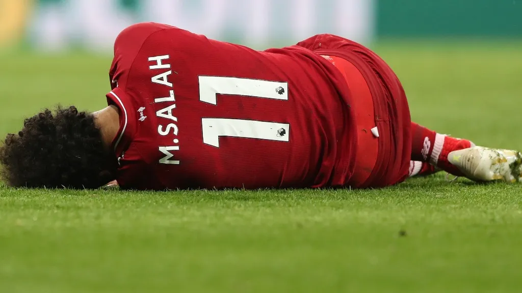 Mohamed Salah z Liverpoolu v bolestech na trávníku v Newcastlu
