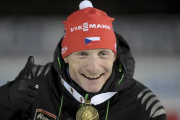 Ondřej Moravec s bronzovou medailí z MS v Kontiolahti