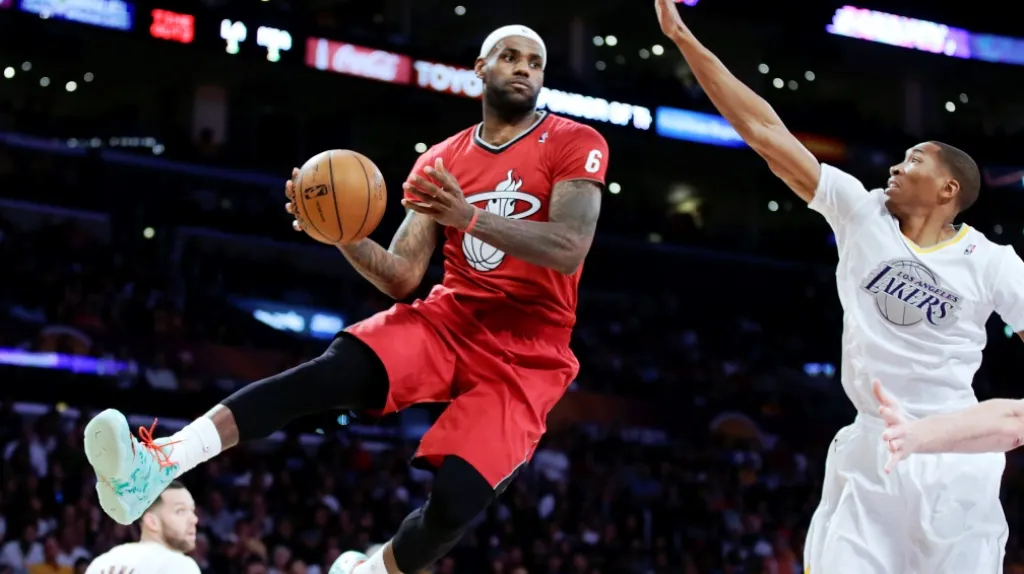 LeBron James (vlevo) a Wesley Johnson v utkání Miami Heat - LA Lakers