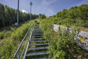 Areál skokanských můstků před zahájením rekonstrukce skokanského můstku K-120