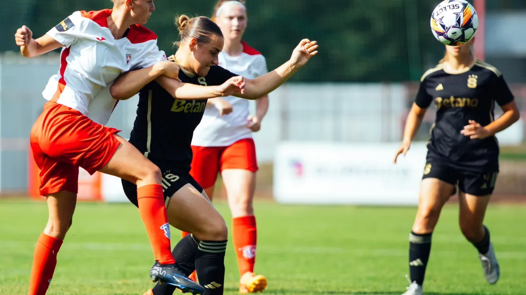 Fotbalistky pražské Sparty a Pardubic