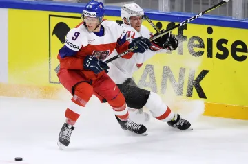 David Sklenička (vlevo) v dresu české reprezentace v utkání se Švýcarskem