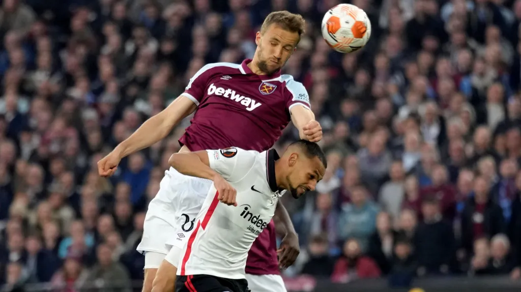 Tomáš Souček v utkání s Frankfurtem