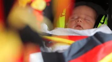 Nejmladší fotbalový fanoušek v německé Mohuči - třítýdenní Frederik