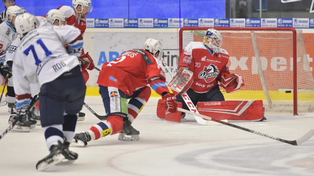 Plzeň - Pardubice, brankář Pardubic Pavel Kantor inkasuje gól