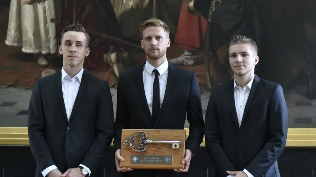 Fotbalisté Sparty s Klíčem města Prahy