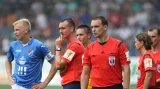 Hráči s rozhodčími čekají na pokračování duelu