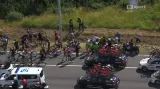 Hromadný pád a zastavení závodu ve 3. etapě Tour de France