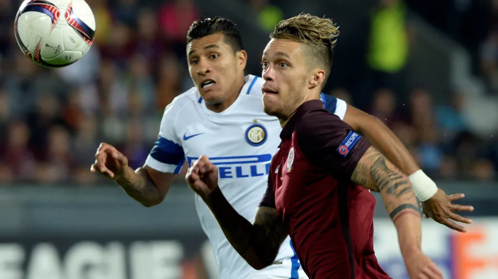 Václav Kadlec v zápase s Interem Milán 