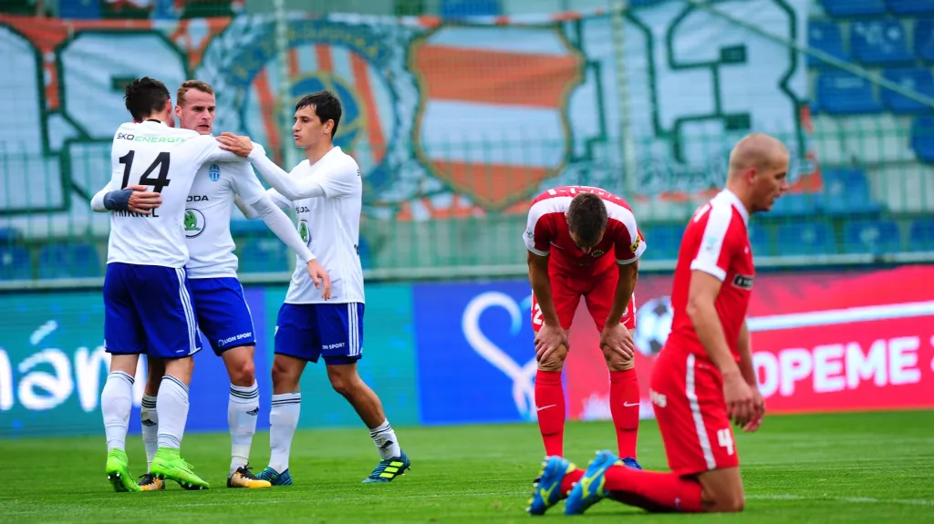 Fotbalisté Mladé Boleslavi se radují z gólu proti Brnu