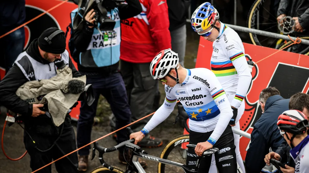 Mathieu van der Poel a Wout van Aert na startu v Hoogerheide