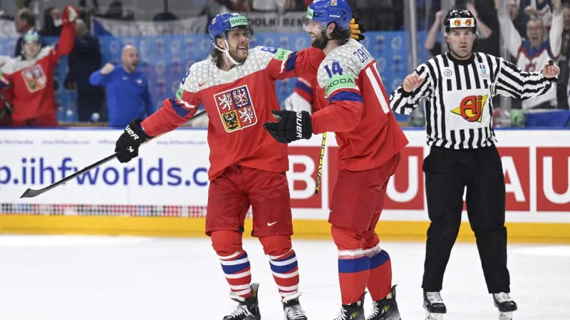 David Pastrňák (vlevo) slaví s Pavlem Zachou