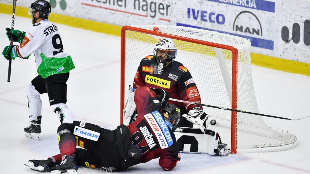 Jakub Kovář ze Sparty inkasuje v utkání proti Mladé Boleslavi