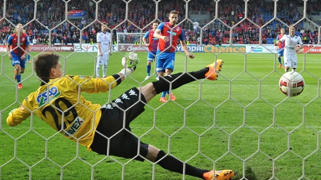 Jan Kovařík z Plzně dává gól z penalty brankáři Slovácka Milanu Hečovi