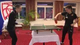 Florbalistky si krátily čas před čtvrtfinále hraním na konzoli a pingpongem