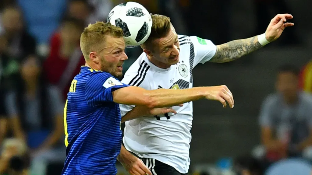 Švéd Sebastian Larsson (vlevo) v hlavičkovém souboji s Marcem Reusem z Německa