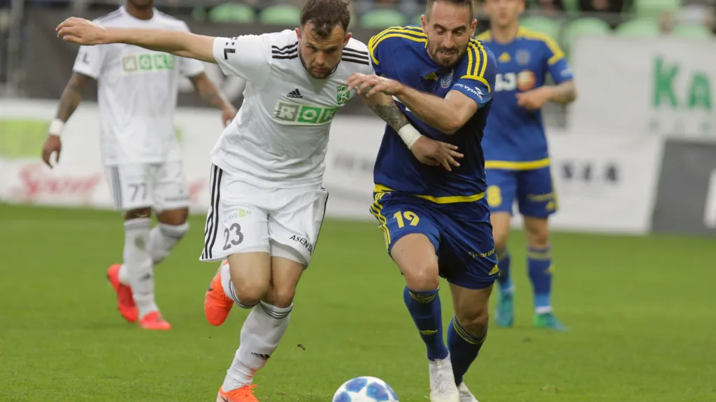 Jihlavský Lukáš Zoubele (vpravo) v souboji s Lukášem Budínským z Karviné