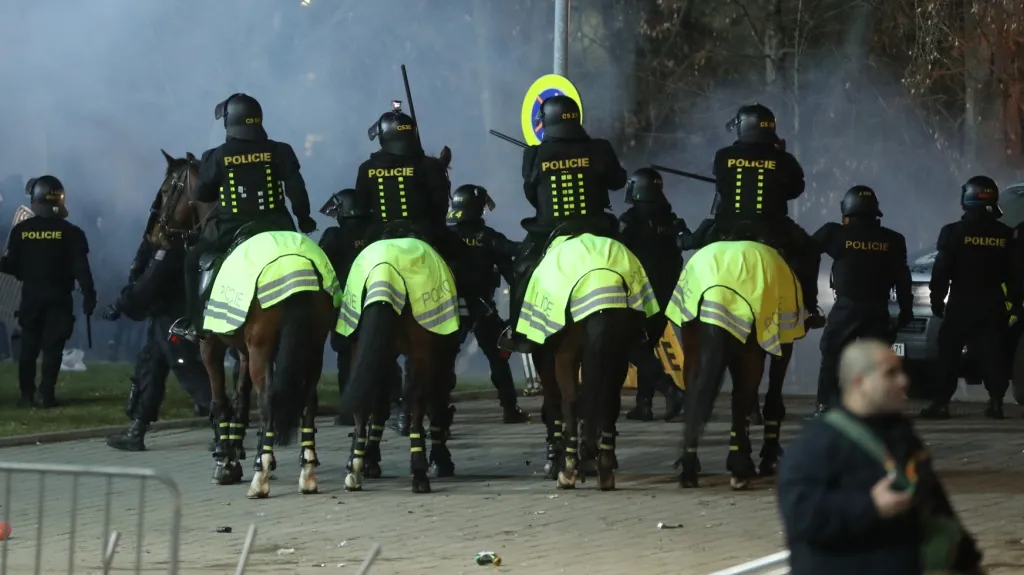 Policie zasahuje proti fanouškům