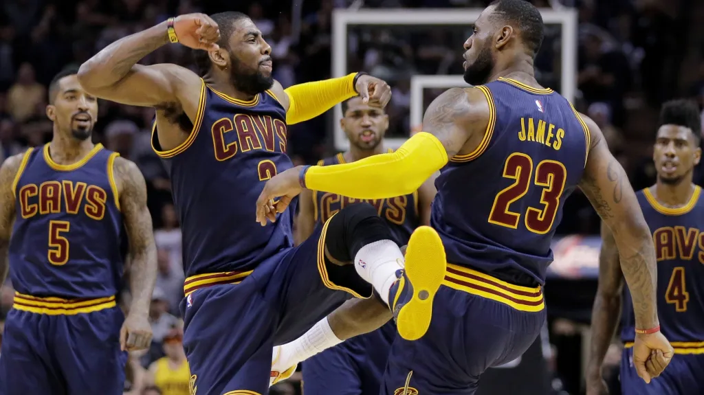 Kyrie Irving (vlevo) s LeBronem Jamesem