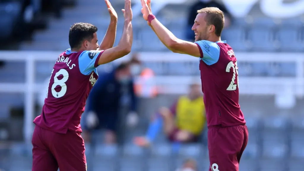 Tomáš Souček z West Hamu se raduje se spoluhráčem Pablem Fornalsem