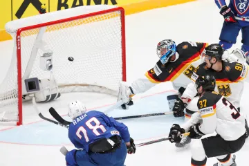 Francouz Damien Raux střílí gól do sítě Německa