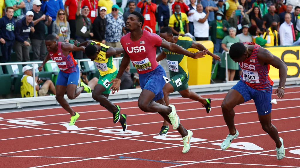 Vítězný Fred Kerley v cíli běhu na 100 metrů před ostatními soupeři
