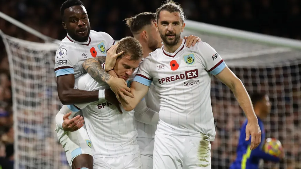 Matěj Vydra slaví se spoluhráči z Burnley branku na Chelsea