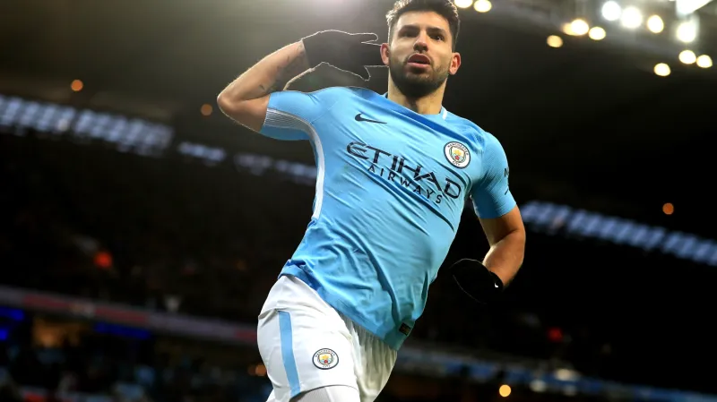 Sergio Agüero slaví jeden z gólů proti Burnley