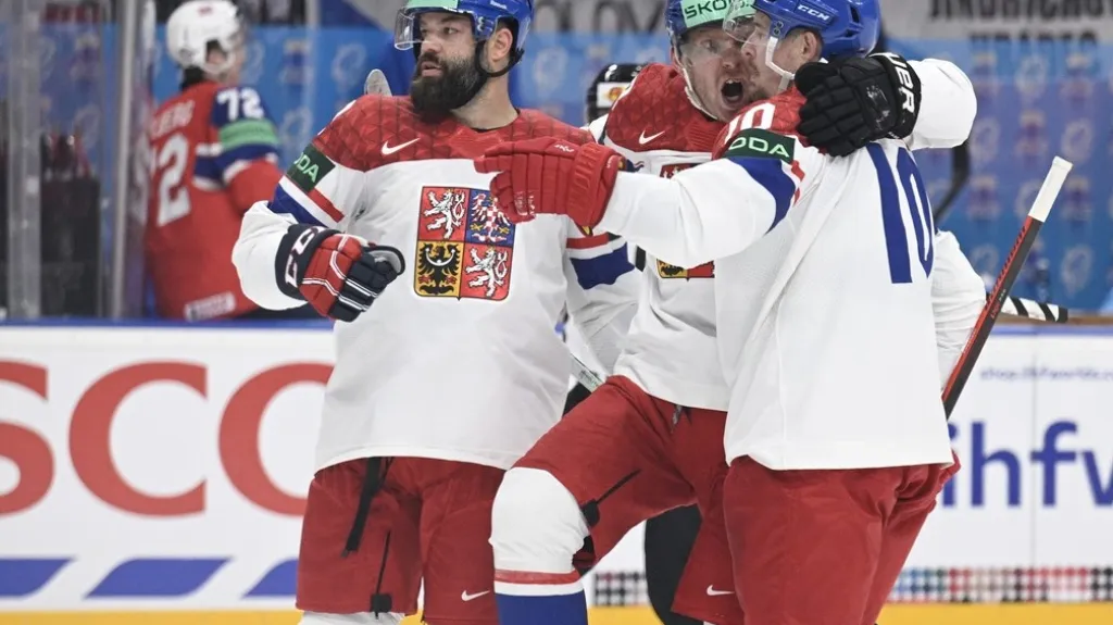 Radko Gudas (vlevo) se raduje se spoluhráči z národního týmu