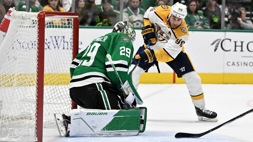 Ryan O'Reilly zakončuje na branku Jakea Oettingera