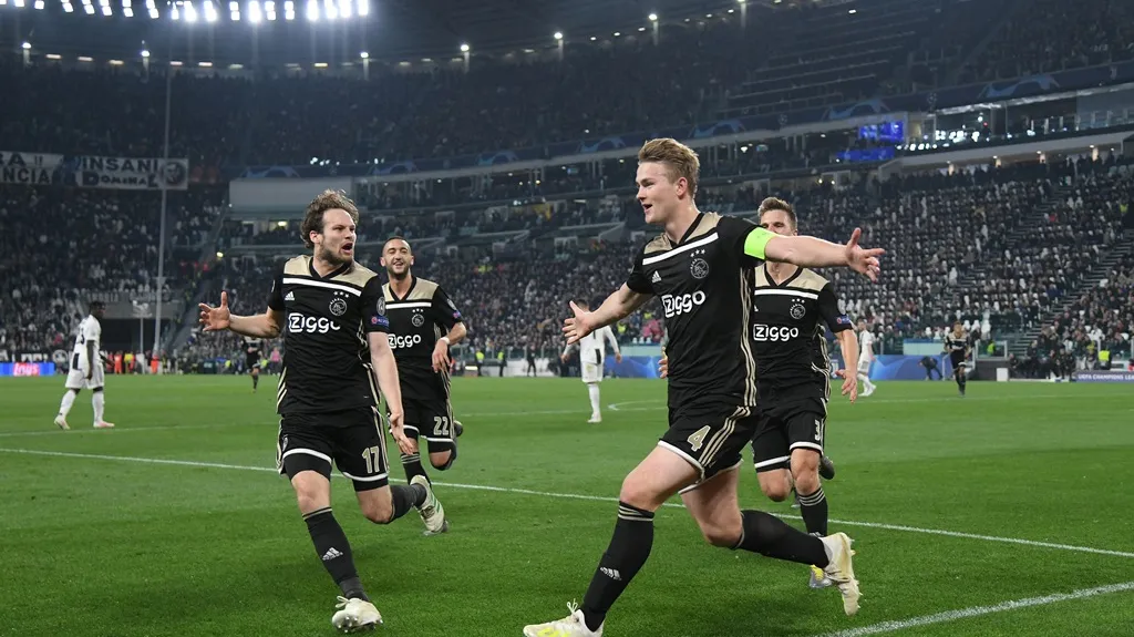 Fotbalisté Ajaxu Amsterdam se radují z gólu ve čtvrtfinále LM v Turíně