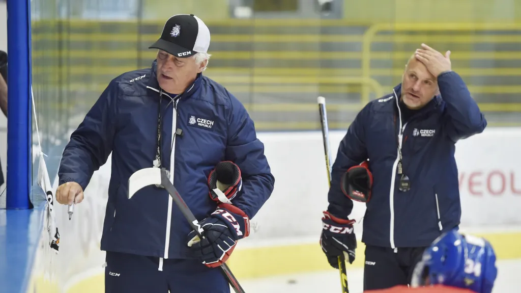 Kouč Miloš Říha udílí pokyny na tréninku české reprezentace