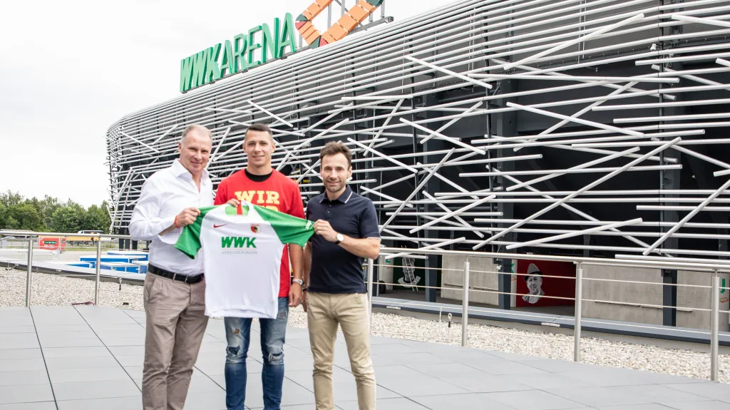 Agent Viktor Kolář (vpravo) s Markem Suchým při přestupu do Augsburgu