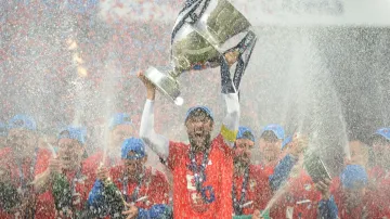 Hráči Plzně oslavují zisk titulu