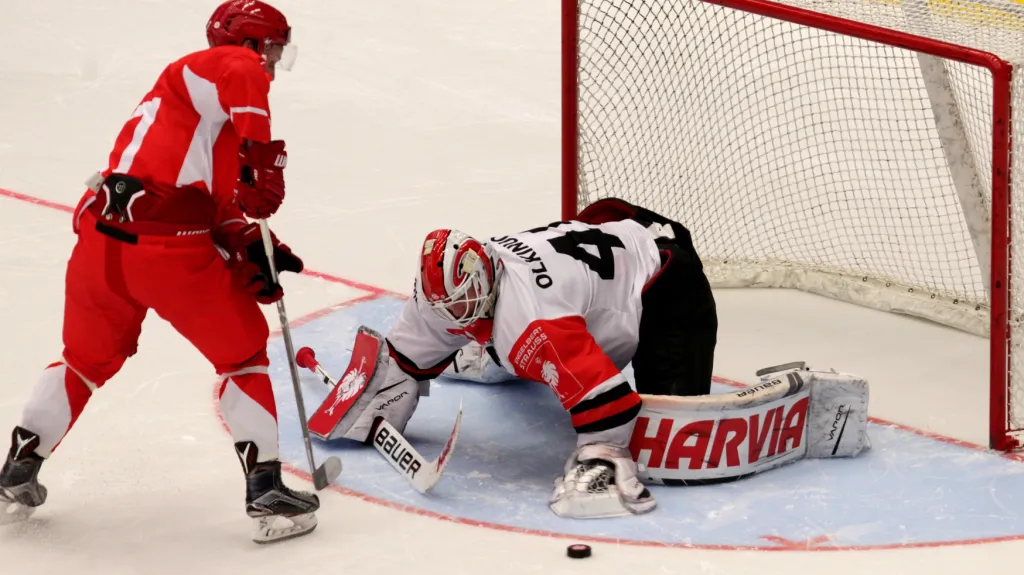 Brankář Juho Olkinuora z Jyväskylä likviduje samostatný nájezd třineckého útočníka Romana Vlacha 